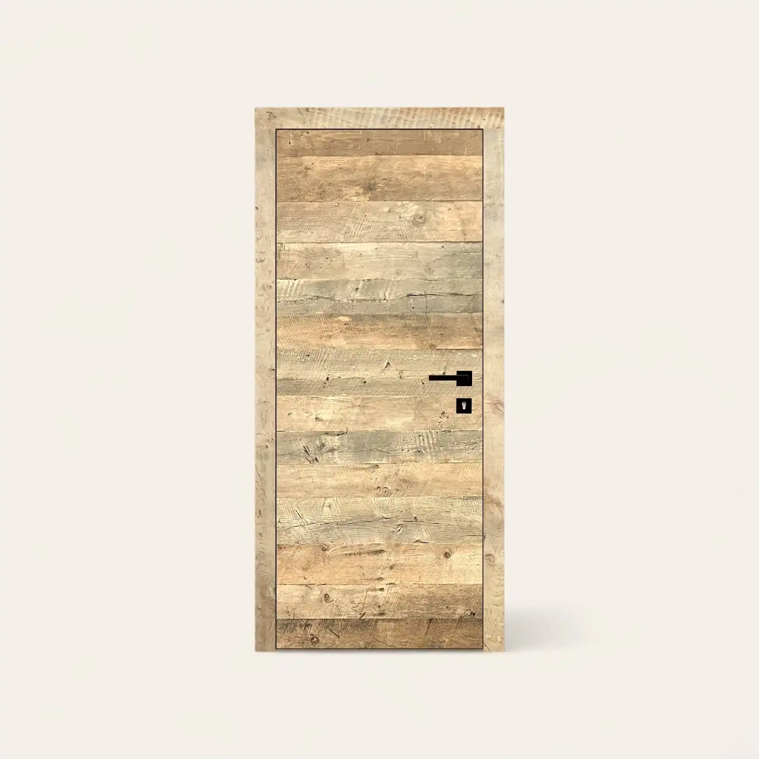 Une porte en bois vieilli avec une poignée noire. 