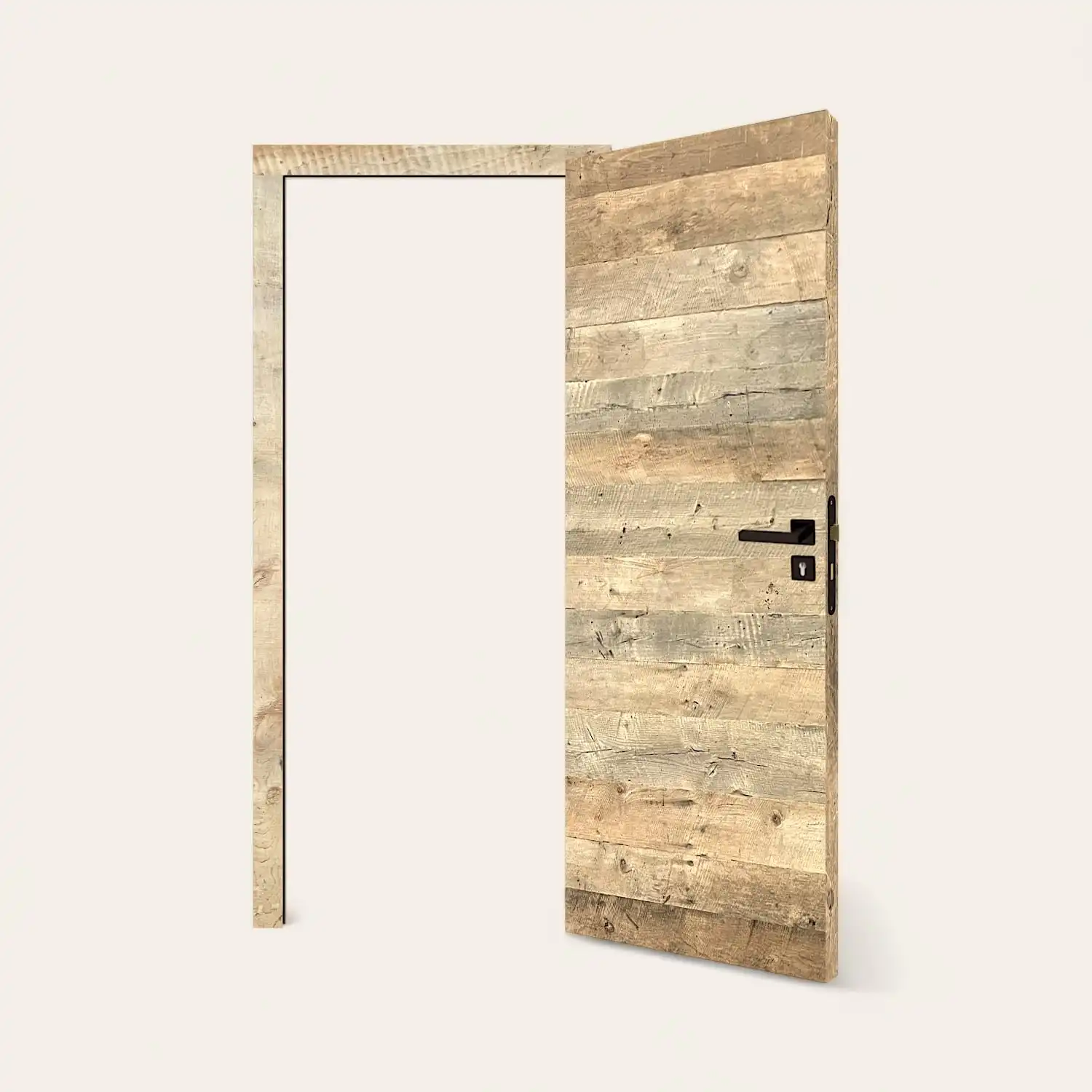  Une porte en bois recyclé avec une poignée noire. 