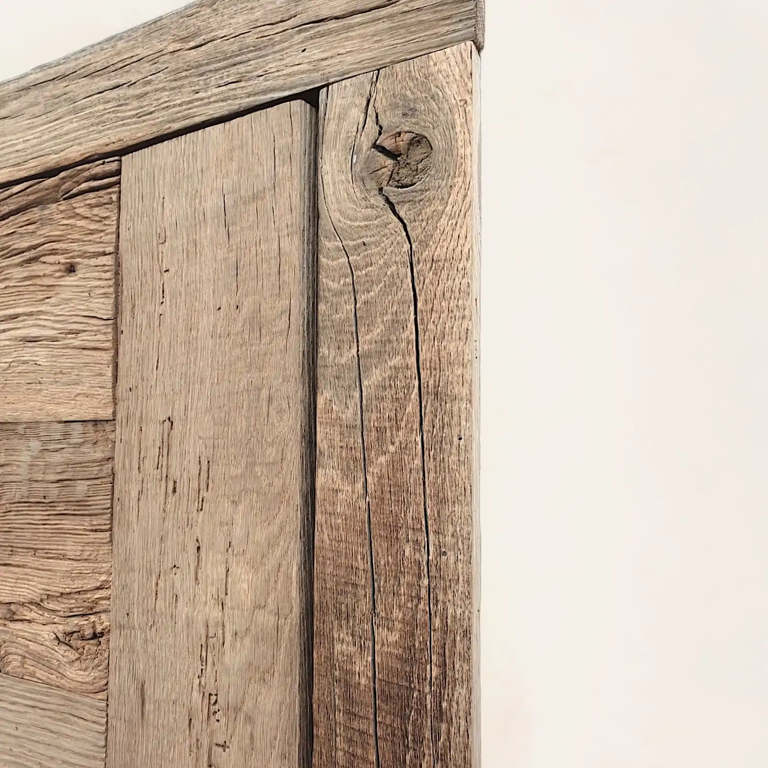  Un gros plan d'une porte en bois rustique. 