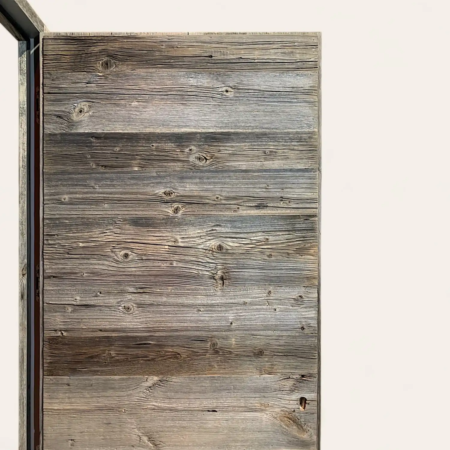  Une porte rustique en bois vieilli avec un cadre en bois. 