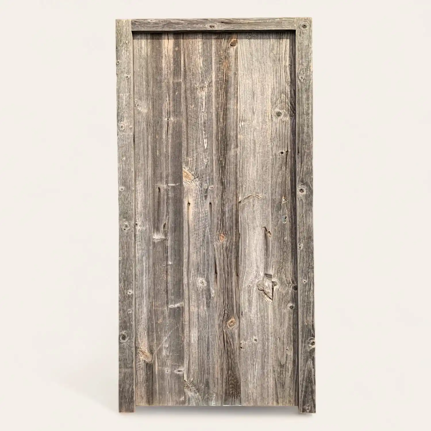  Une porte de grange en vieux bois est représentée sur un fond blanc. 