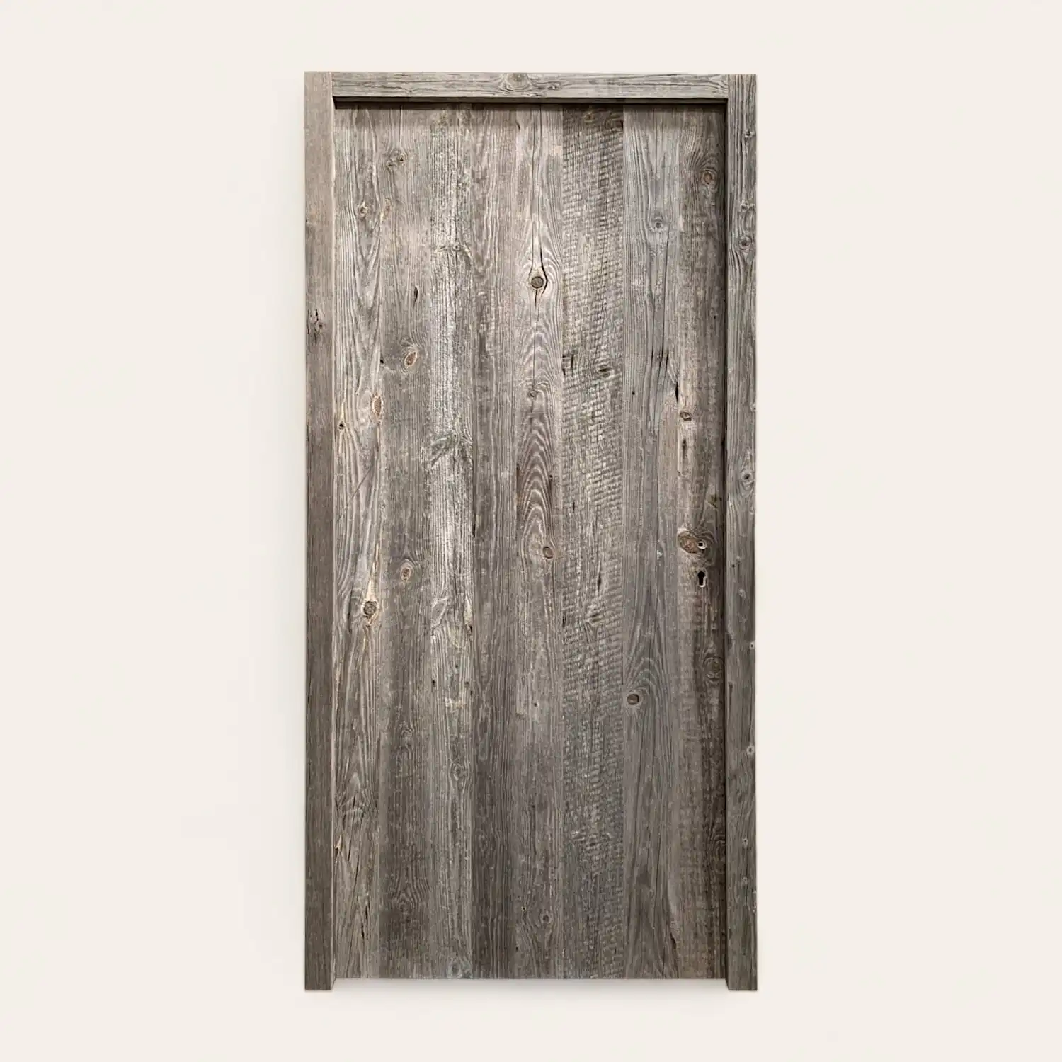  Une porte en bois ancien gris sur fond blanc. 