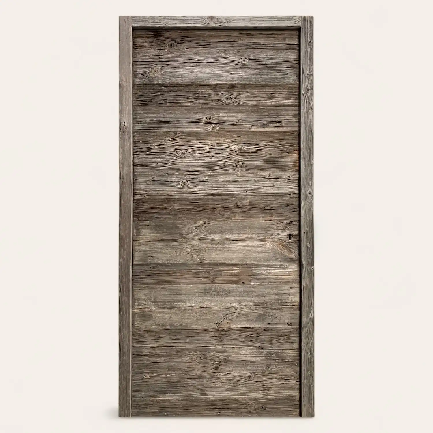  Une porte en bois vieilli gris sur fond blanc. 