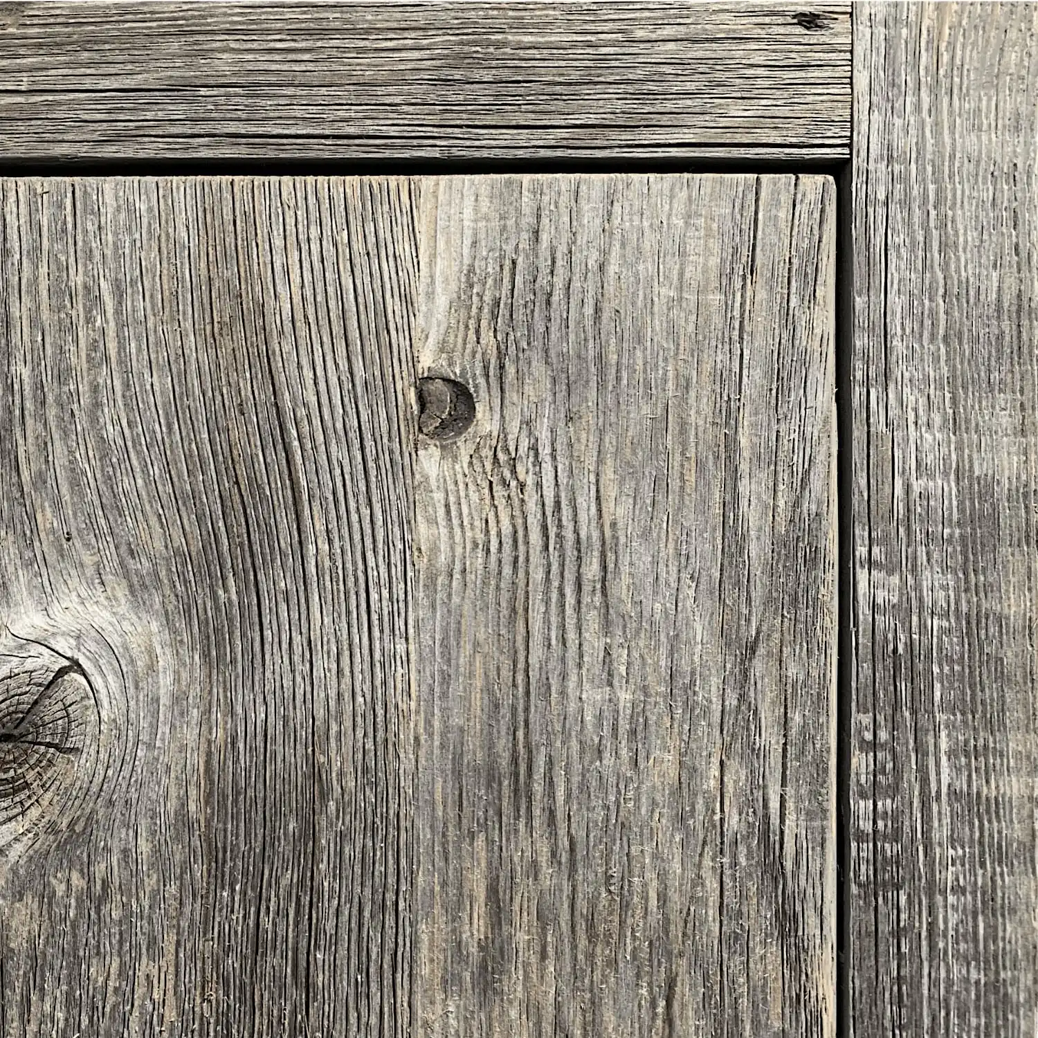  Une vue rapprochée d'une porte en bois de grange. 
