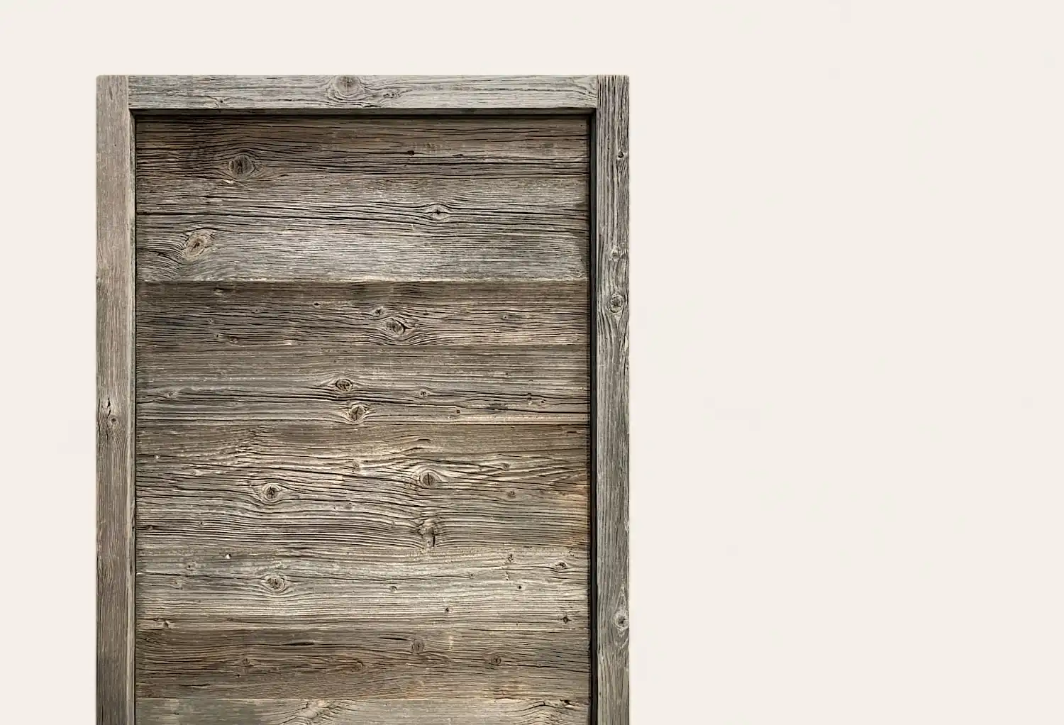 Une porte de grange en vieux bois est représentée sur un fond blanc.