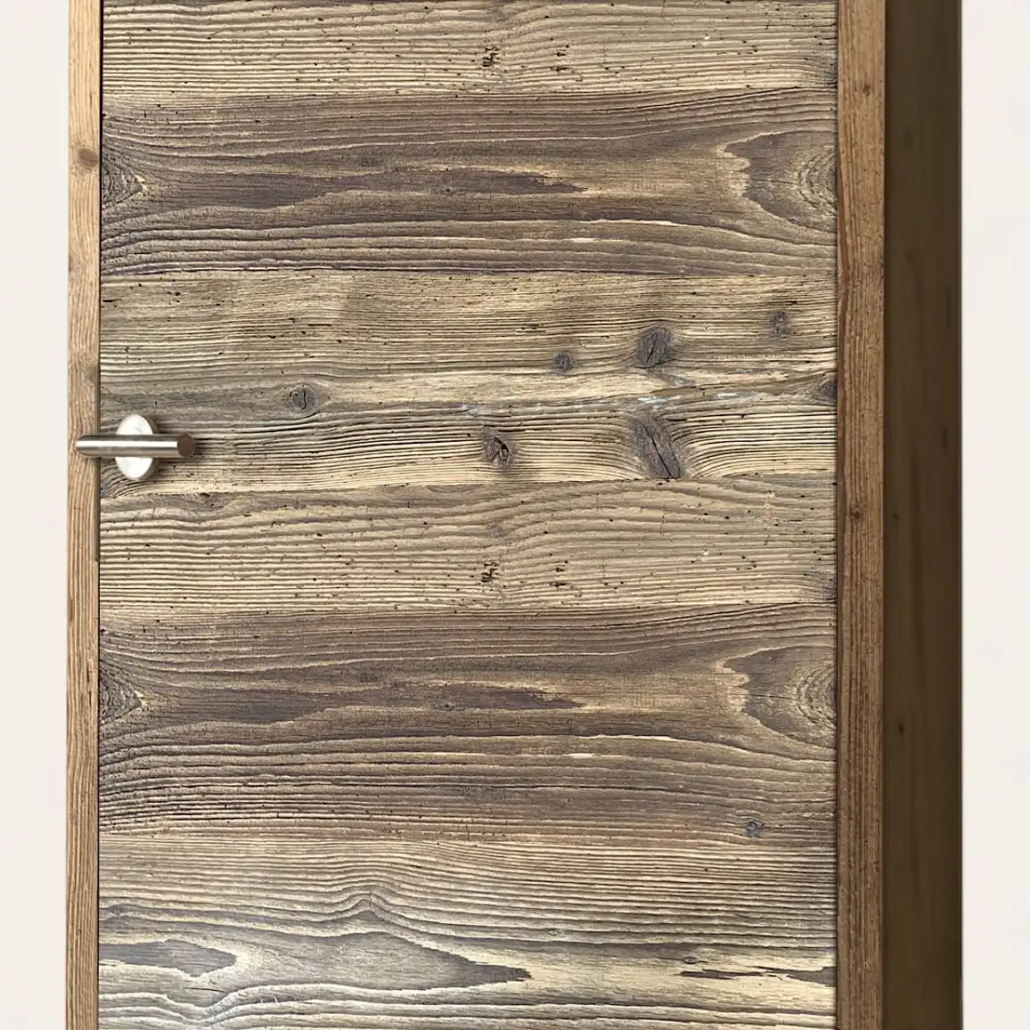  Une armoire en bois vieilli avec une poignée en métal. 