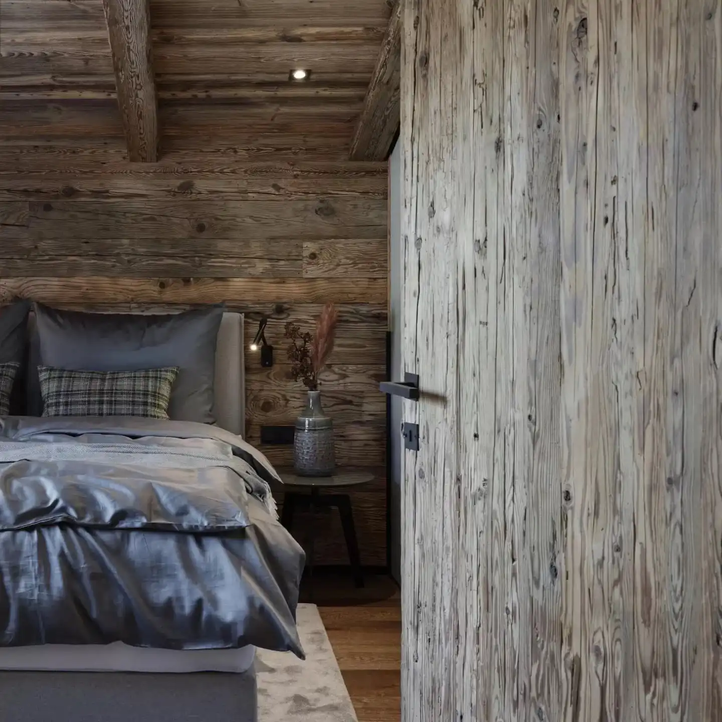  Une chambre avec des murs en bois vieilli et un lit. 