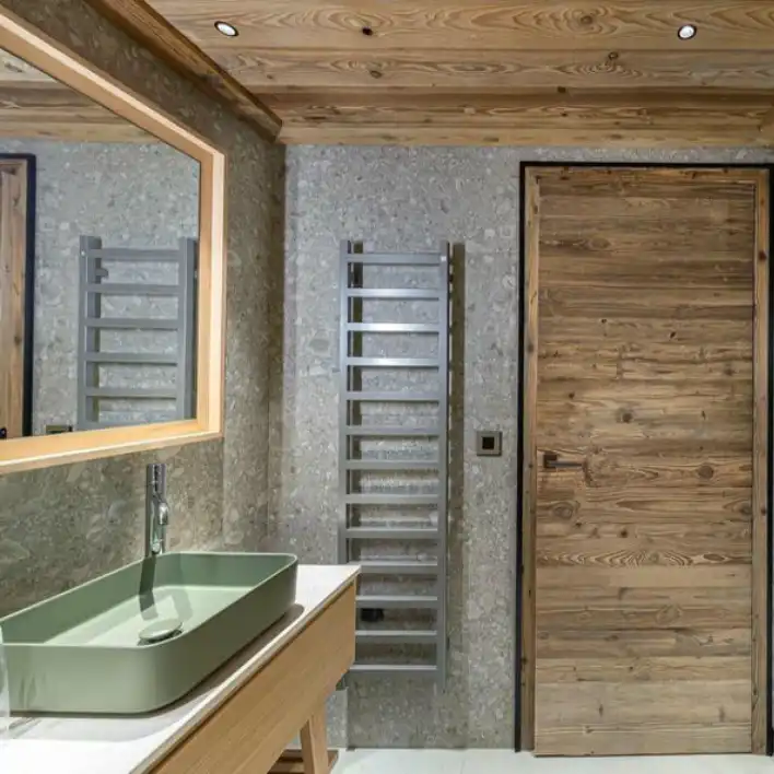  Une salle de bain avec murs et parquet en vieux bois. 