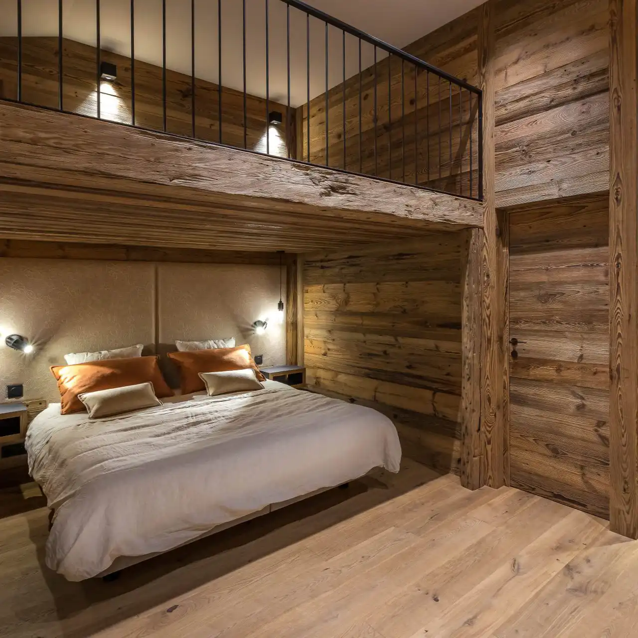  Une chambre avec des murs en vieux bois et un lit en bois. 