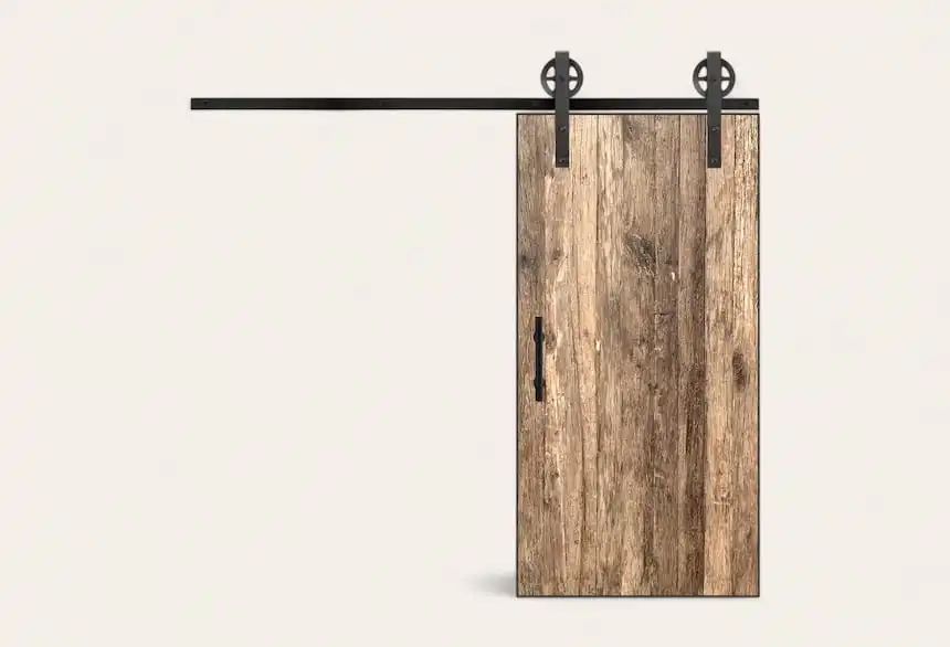 Une porte coulissante en bois rustique avec quincaillerie noire.