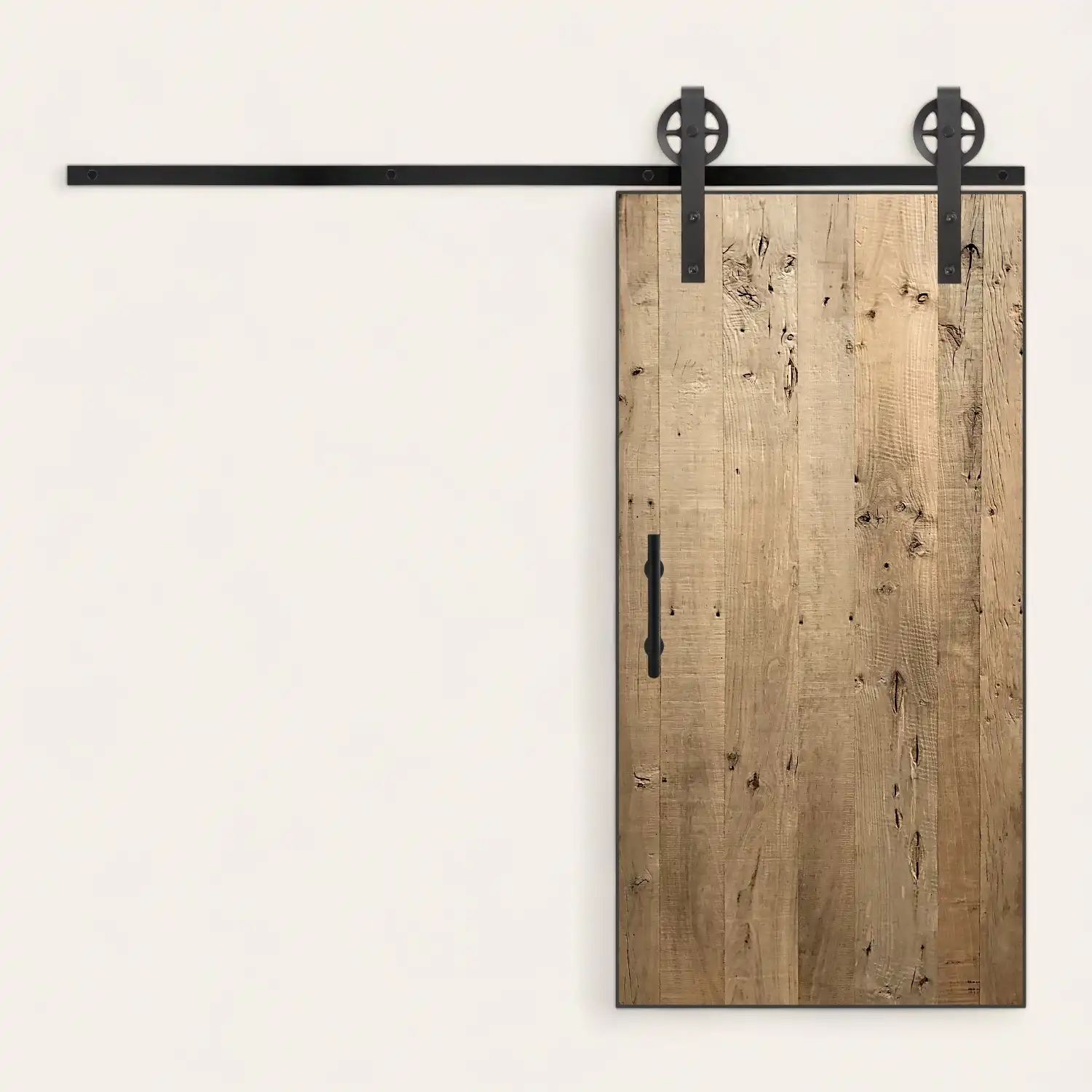  Une porte de grange coulissante en bois rustique avec quincaillerie noire. 