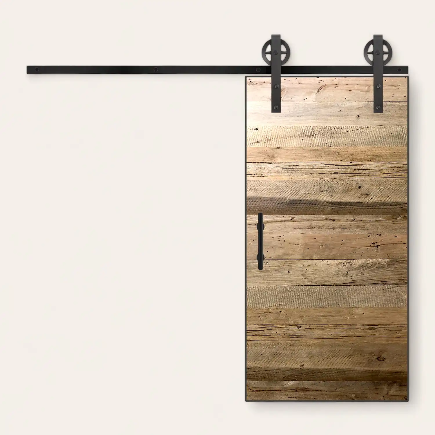  Une porte coulissante de grange en bois vieilli avec une poignée en métal noir. 