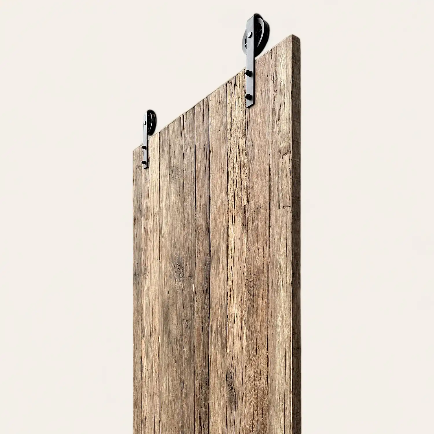  Planche en bois vieilli avec crochets métalliques montés sur un mur de couleur claire. 