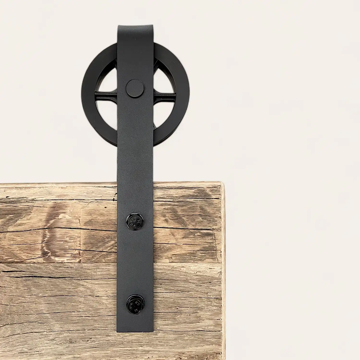  Une poignée de tiroir en métal noir est montée sur une façade de tiroir en bois vieilli, affichant une esthétique simple et moderne. 