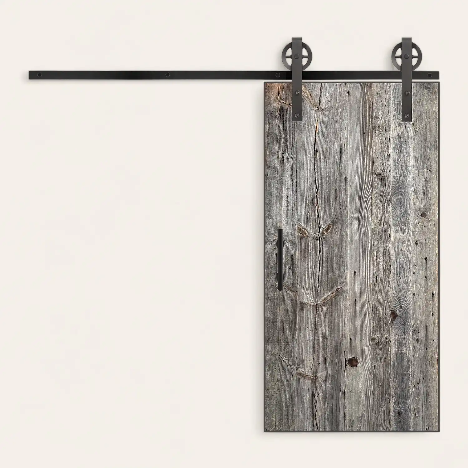  Une porte coulissante en vieux bois gris avec des poignées en métal noir. 