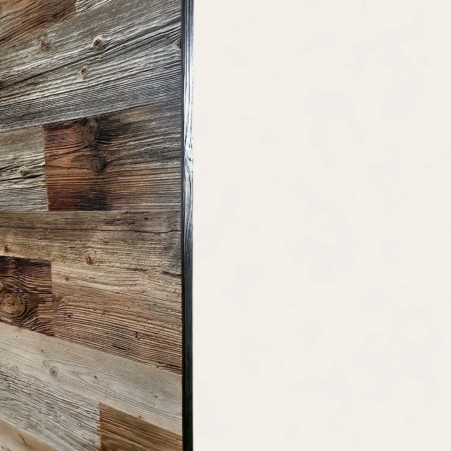  Un mur en bois avec des panneaux de bois vieilli dessus. 