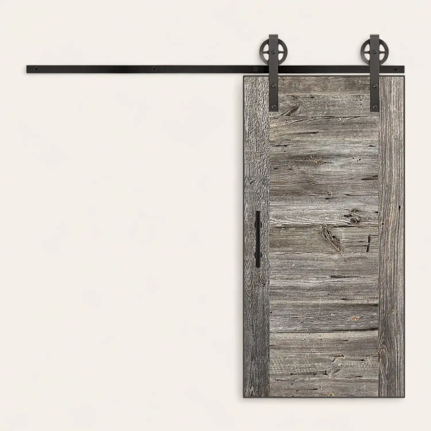 Une porte de grange coulissante en bois ancien avec des poignées en métal noir. 