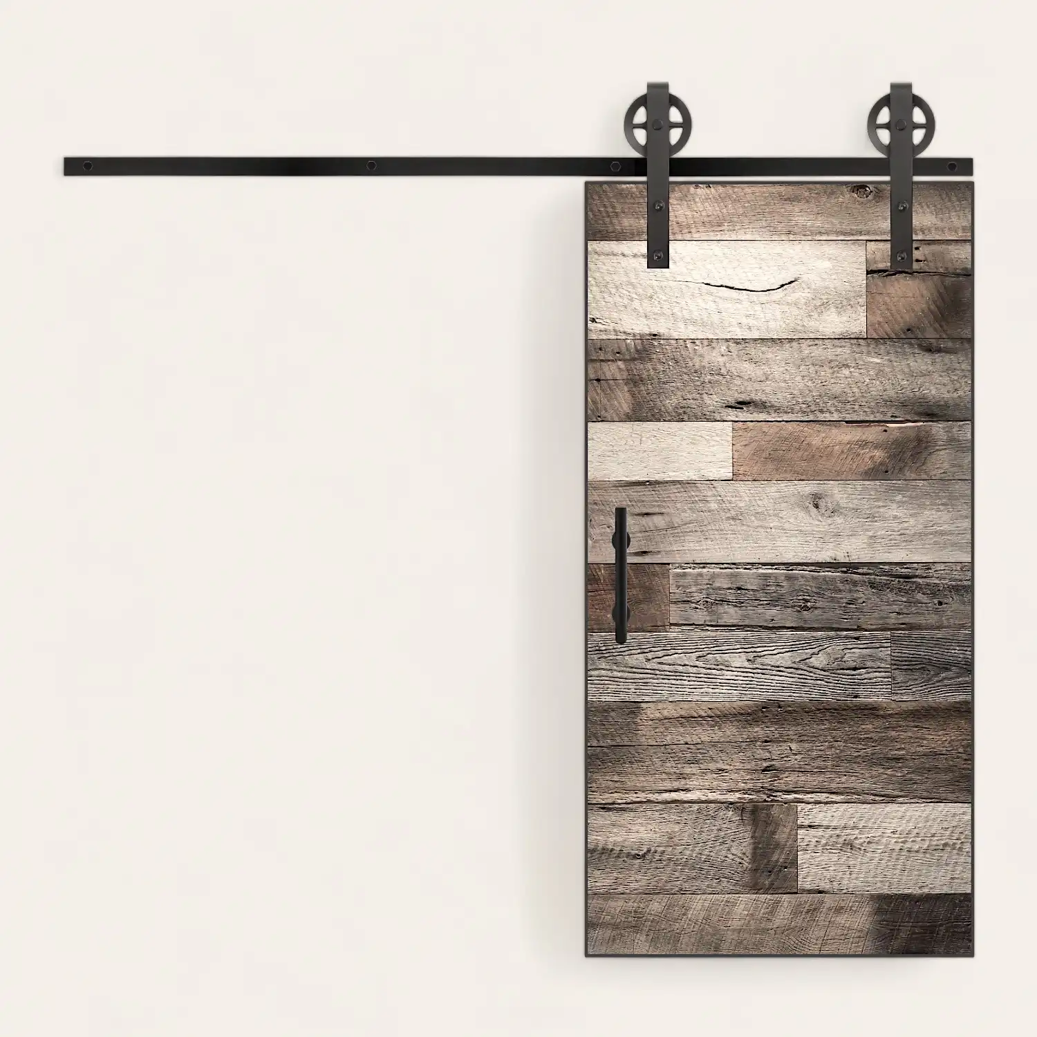  Une porte de grange coulissante en bois vieilli avec des poignées en métal noir. 