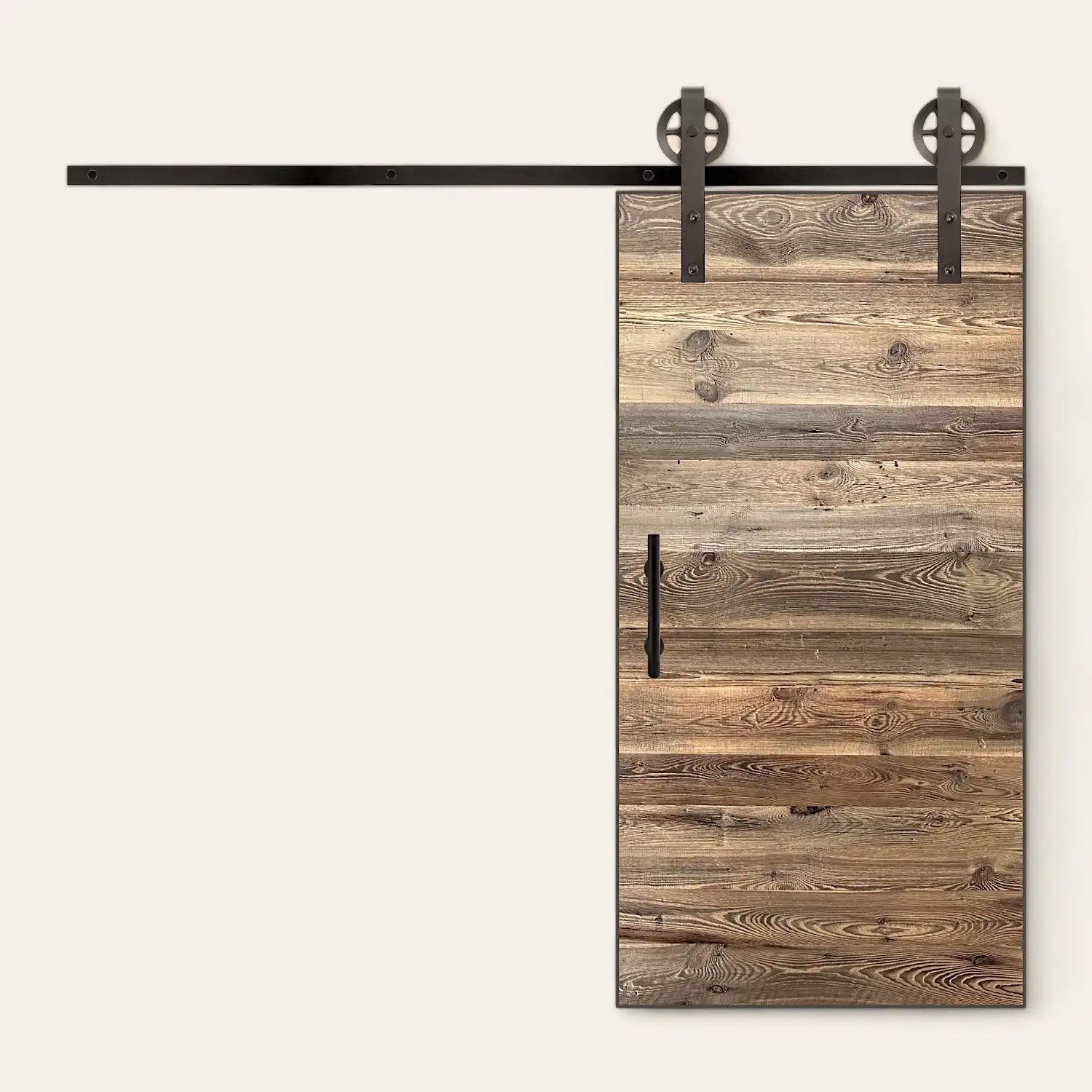  Une porte de grange coulissante en bois avec quincaillerie métallique montée sur un mur blanc. 
