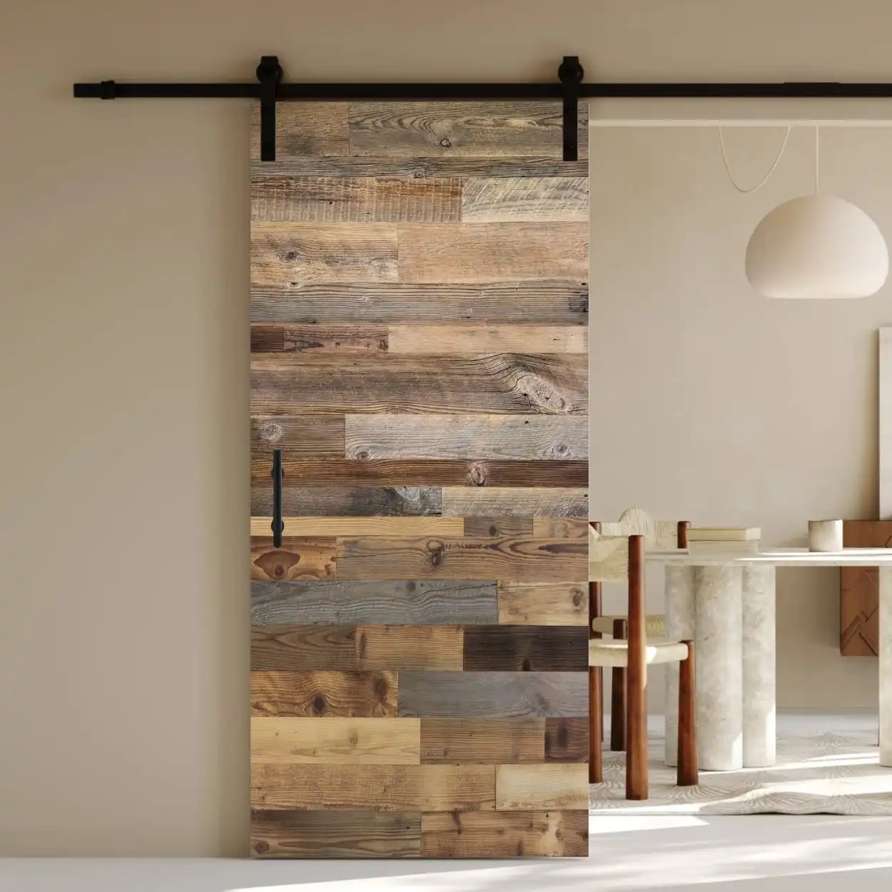  Une porte de grange coulissante avec une finition en bois rustique qui se détache sur un intérieur de pièce moderne aux couleurs neutres. 