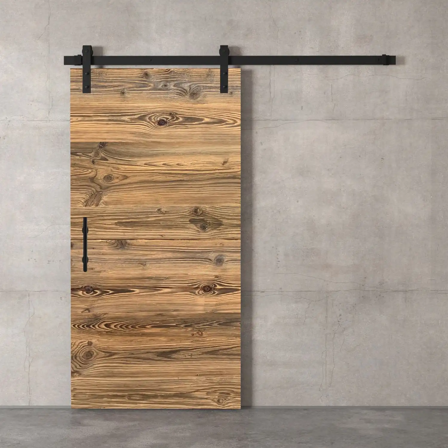  Une porte de grange coulissante en bois avec un motif de grain visible est montée sur un rail en métal noir contre un mur en béton. 