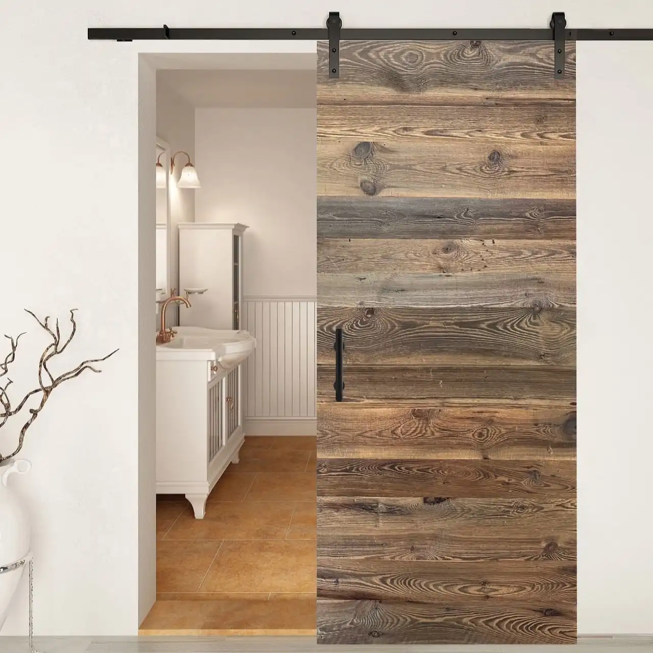  Une porte de grange coulissante au design rustique en bois sépare une salle de bain d'une pièce adjacente. 