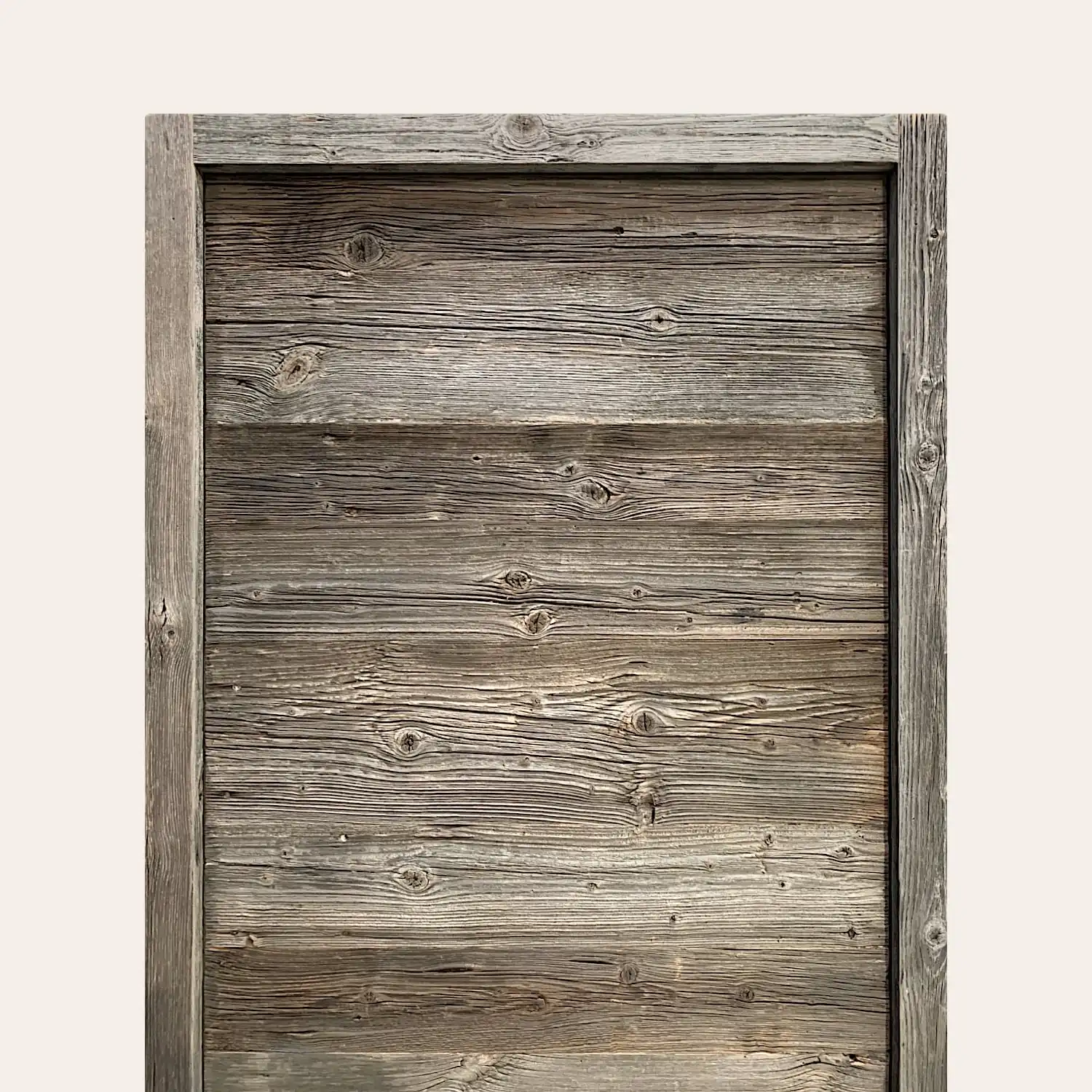 Un panneau de bois de grange avec un fond blanc.