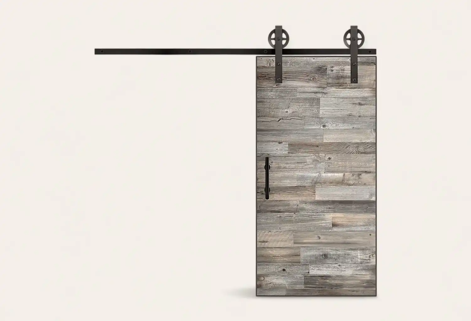 Une porte de grange coulissante rustique en bois avec quincaillerie métallique montée sur un mur blanc.