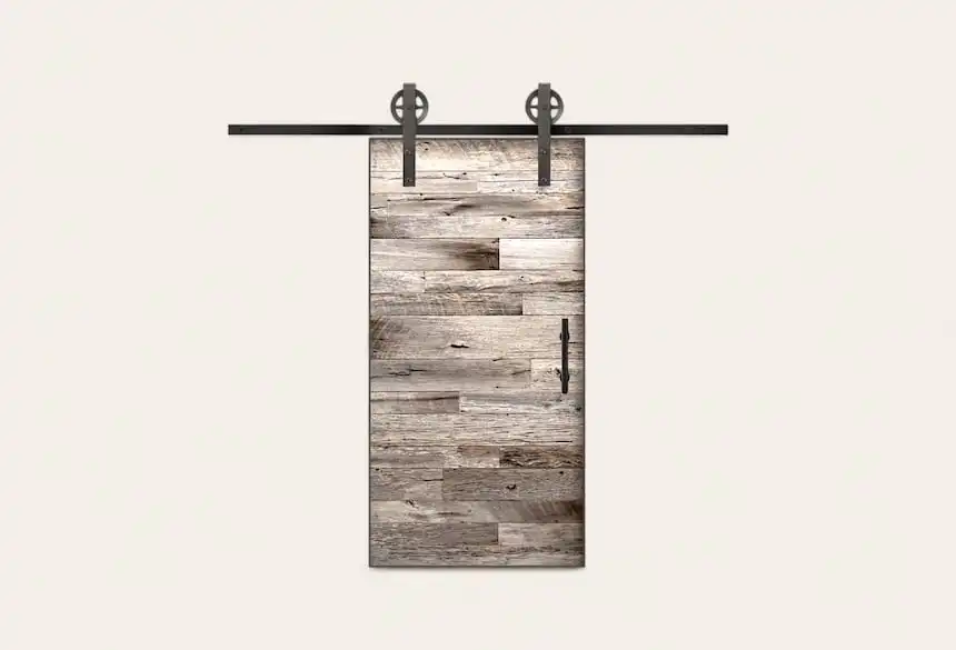 Une porte en bois de grange avec une barre coulissante.