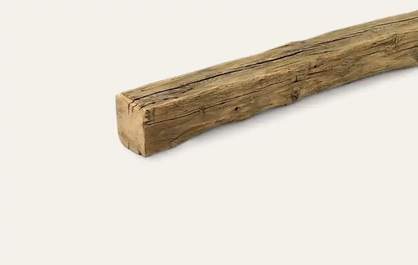Image d'une seule poutre ancienne de récupération en vieux chêne