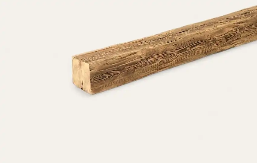 Une seule poutre rectangulaire en bois de vieux sapin avec une surface texturée, posée horizontalement sur un fond blanc uni.