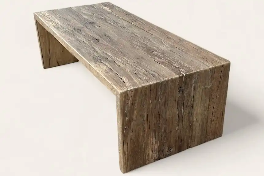 Table basse en bois rustique ancien, design long et épuré avec surface texturée vieillie, parfait pour un intérieur vintage ou contemporain.