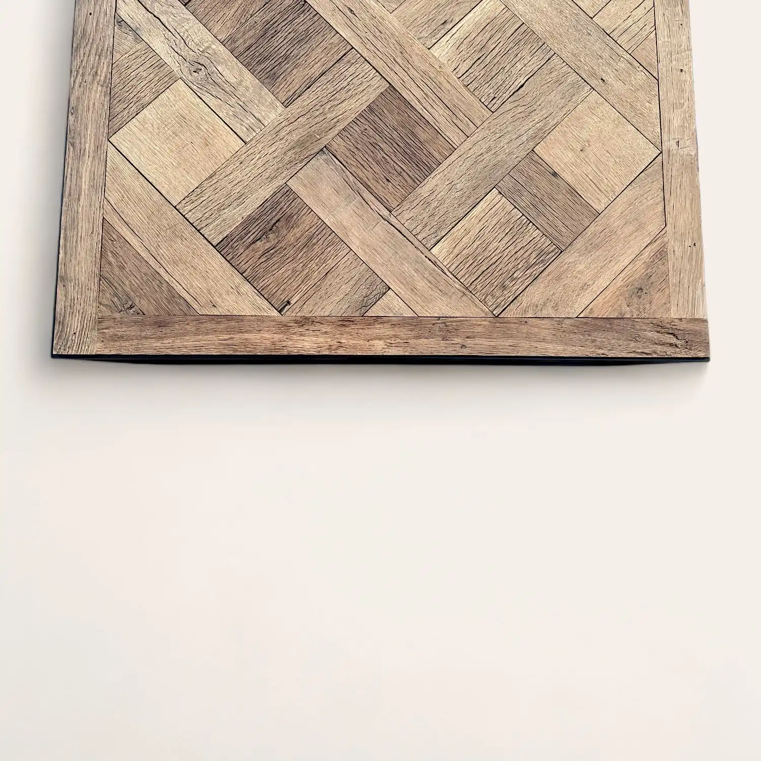  Une planche de bois ancien avec un motif versailles dessus. 
