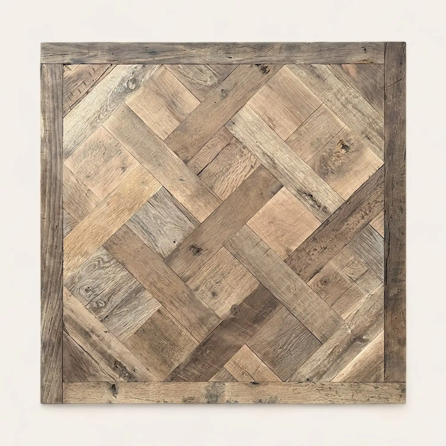  Un carré en bois avec un motif versailles dessus. 