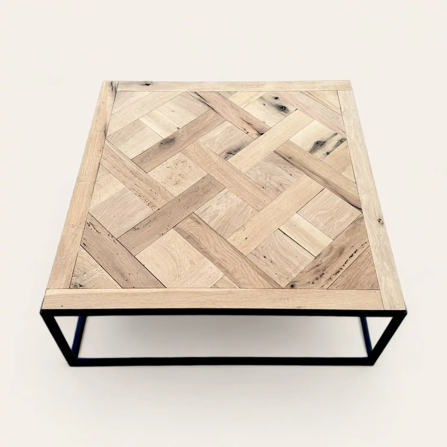  Une table basse style versailles en bois ancien avec un cadre noir. 