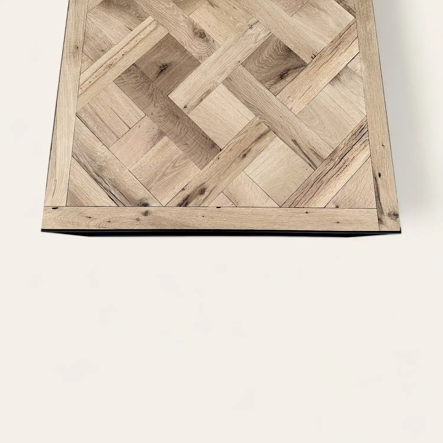  Une table basse en bois avec un motif tissé versailles. 