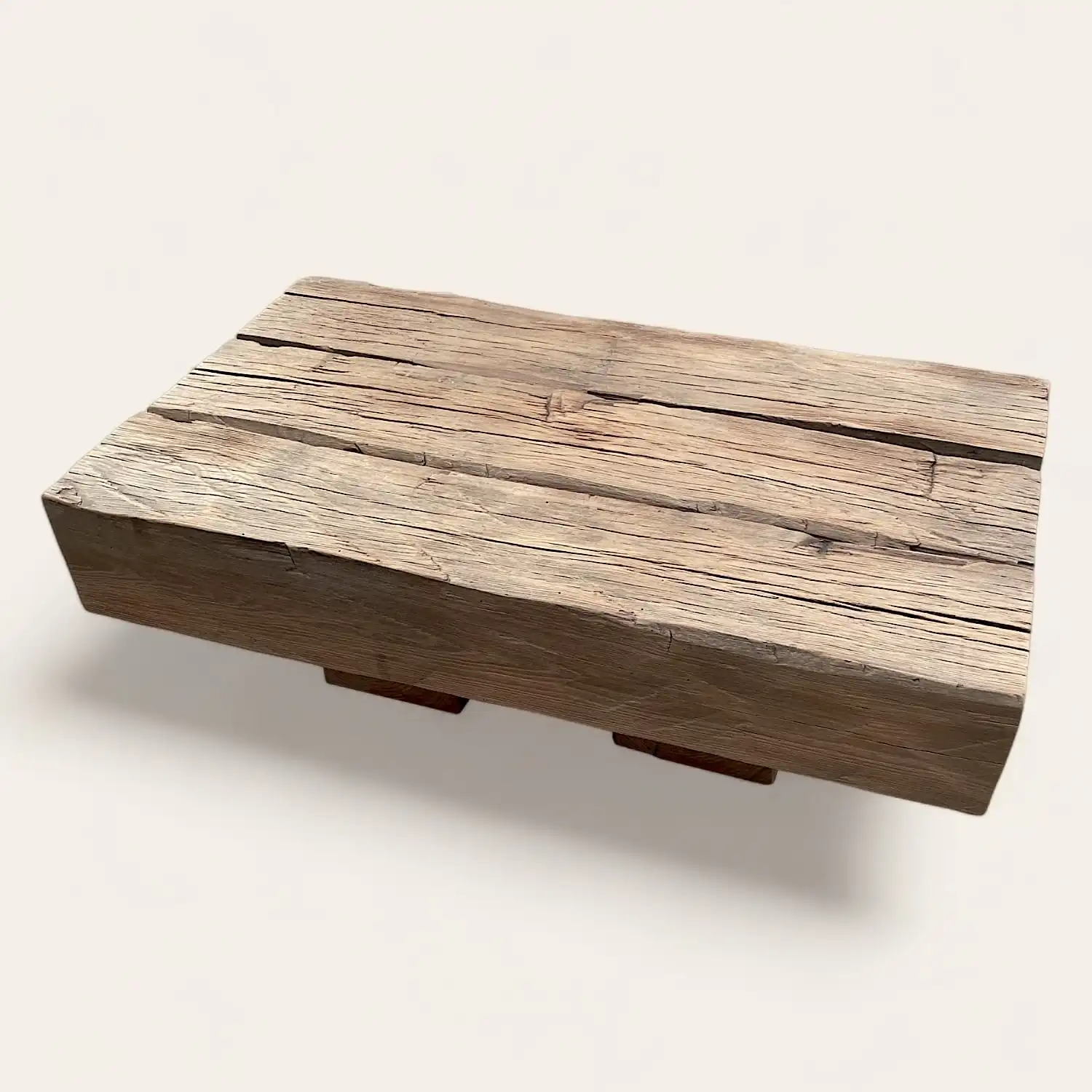  Une table basse rustique en bois fabriquée à partir de bois récupéré. 