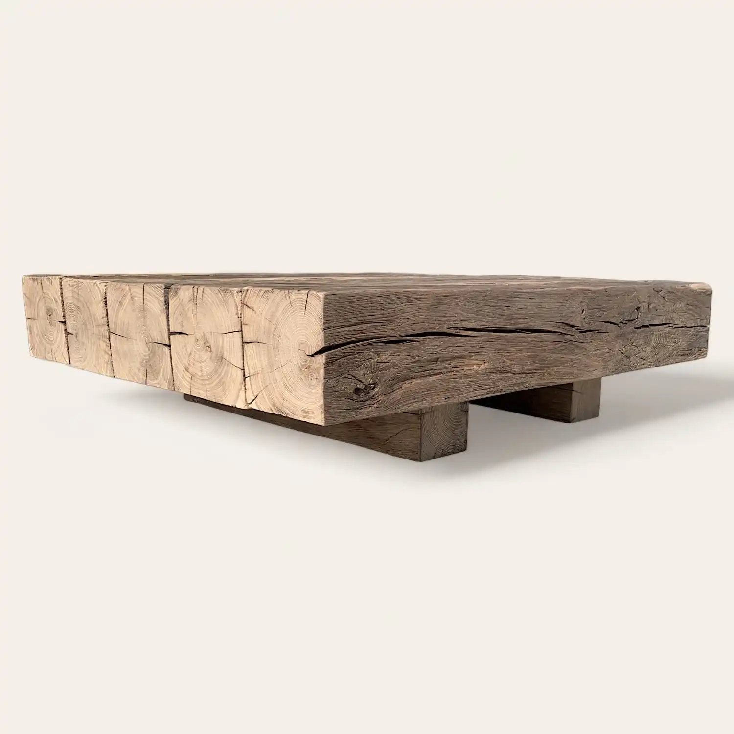  Une table basse rustique en bois. 