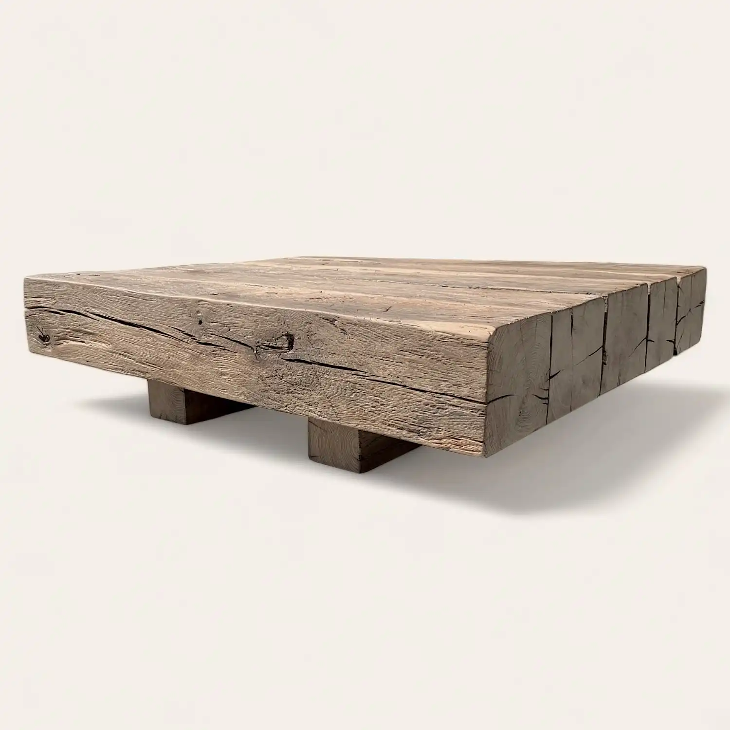  Une table basse ancienne en bois fabriquée à partir de bois récupéré. 