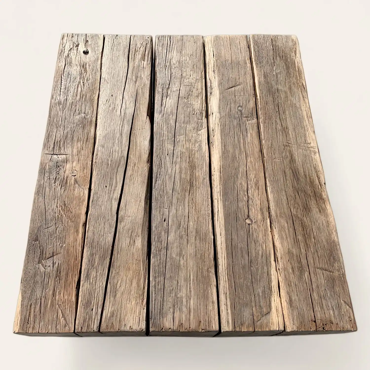  Une vieille planche de bois sur une surface blanche. 