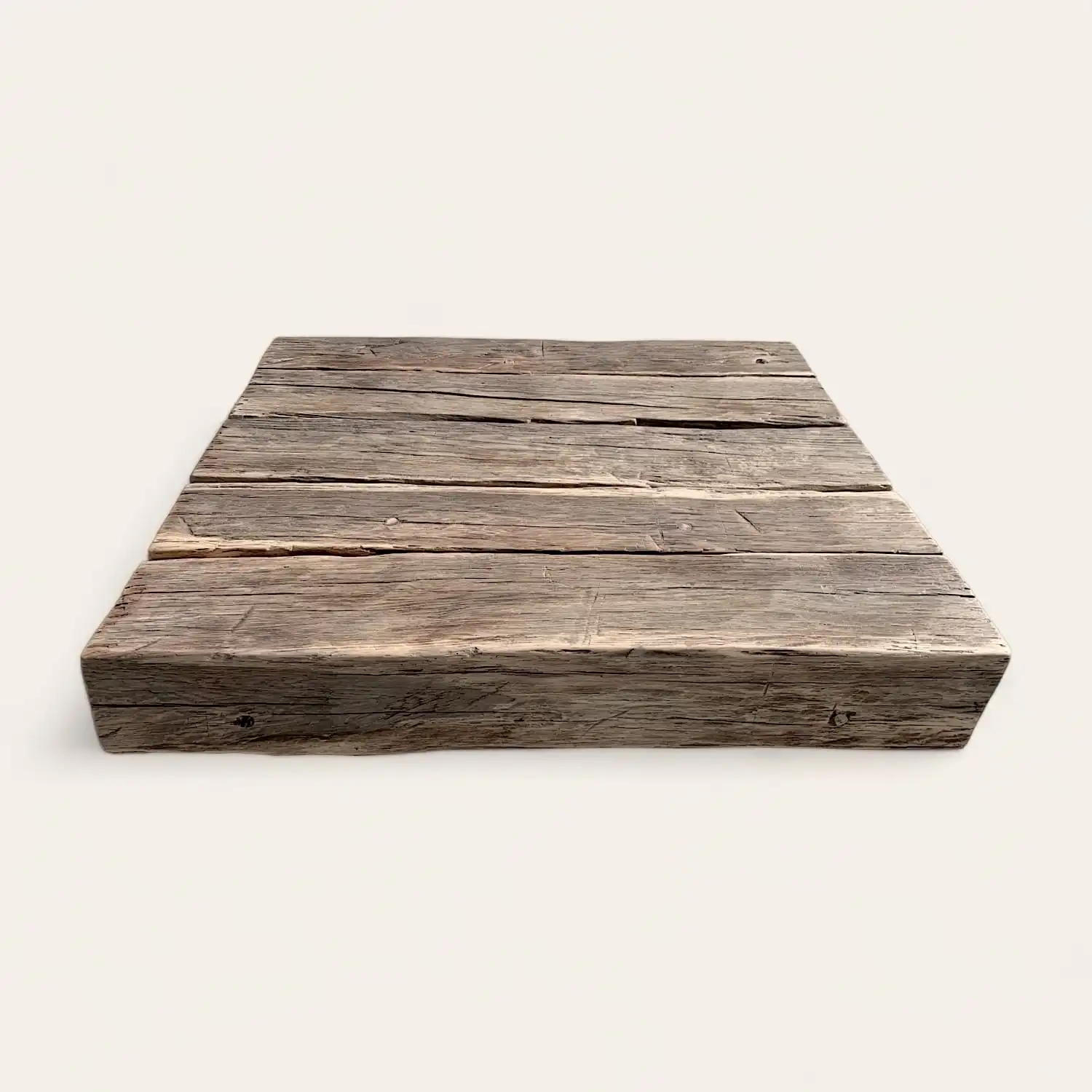  Un morceau de bois ancien posé sur une surface blanche. 