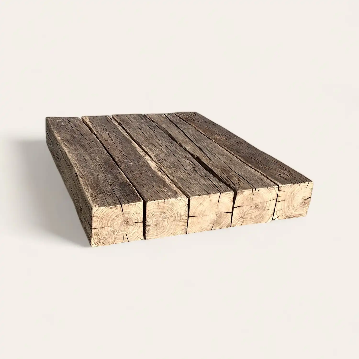  Un morceau de vieux bois sur une surface blanche. 