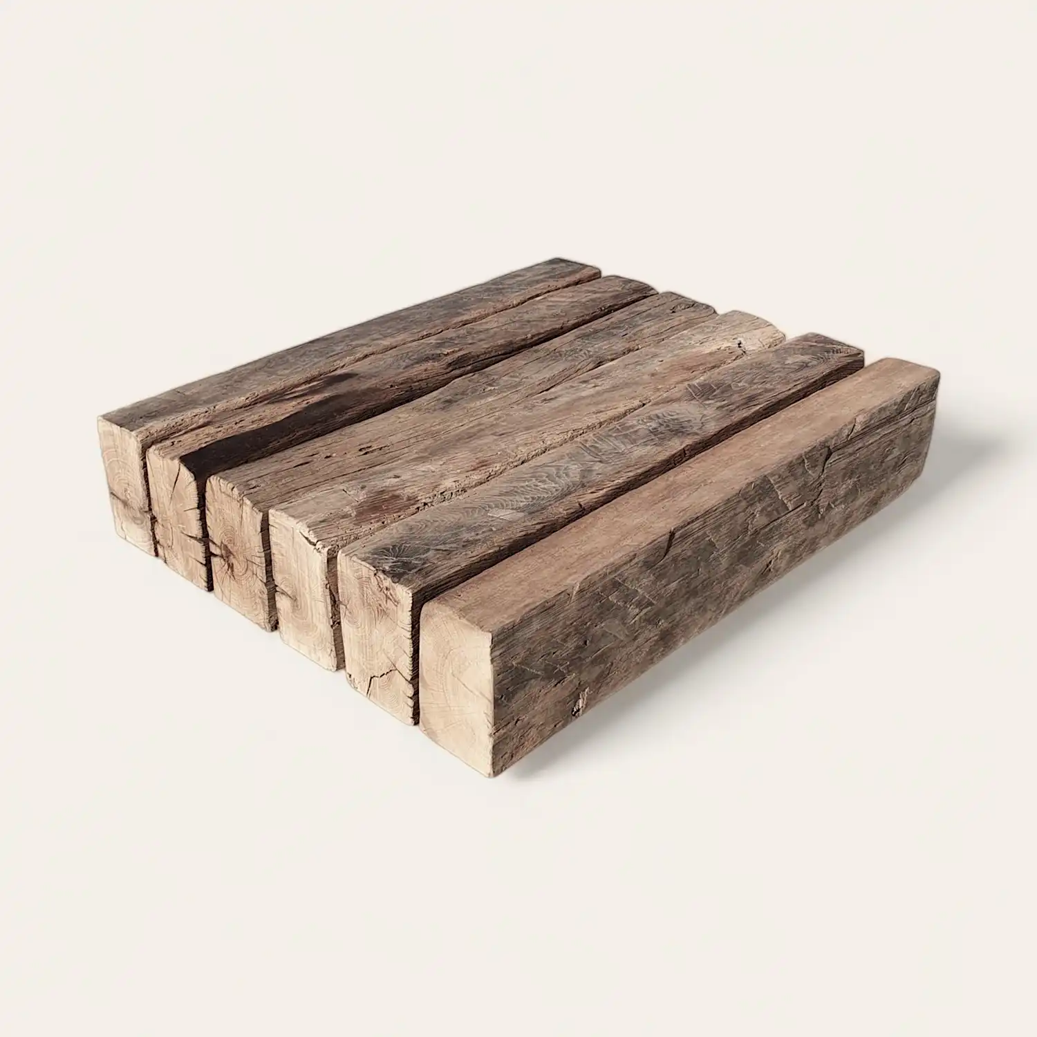  Un morceau de bois rustique repose sur une surface blanche. 