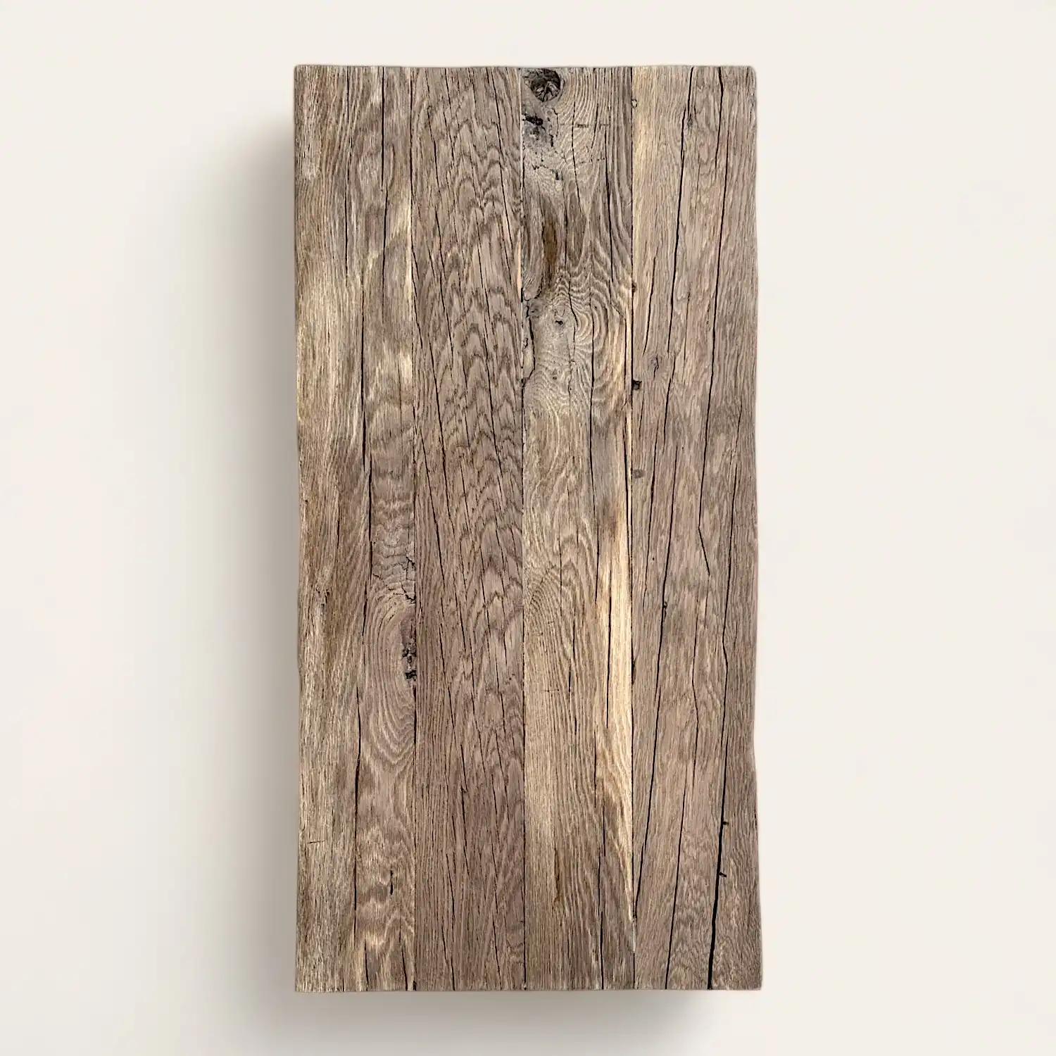  Une planche de vieux bois accrochée à un mur. 