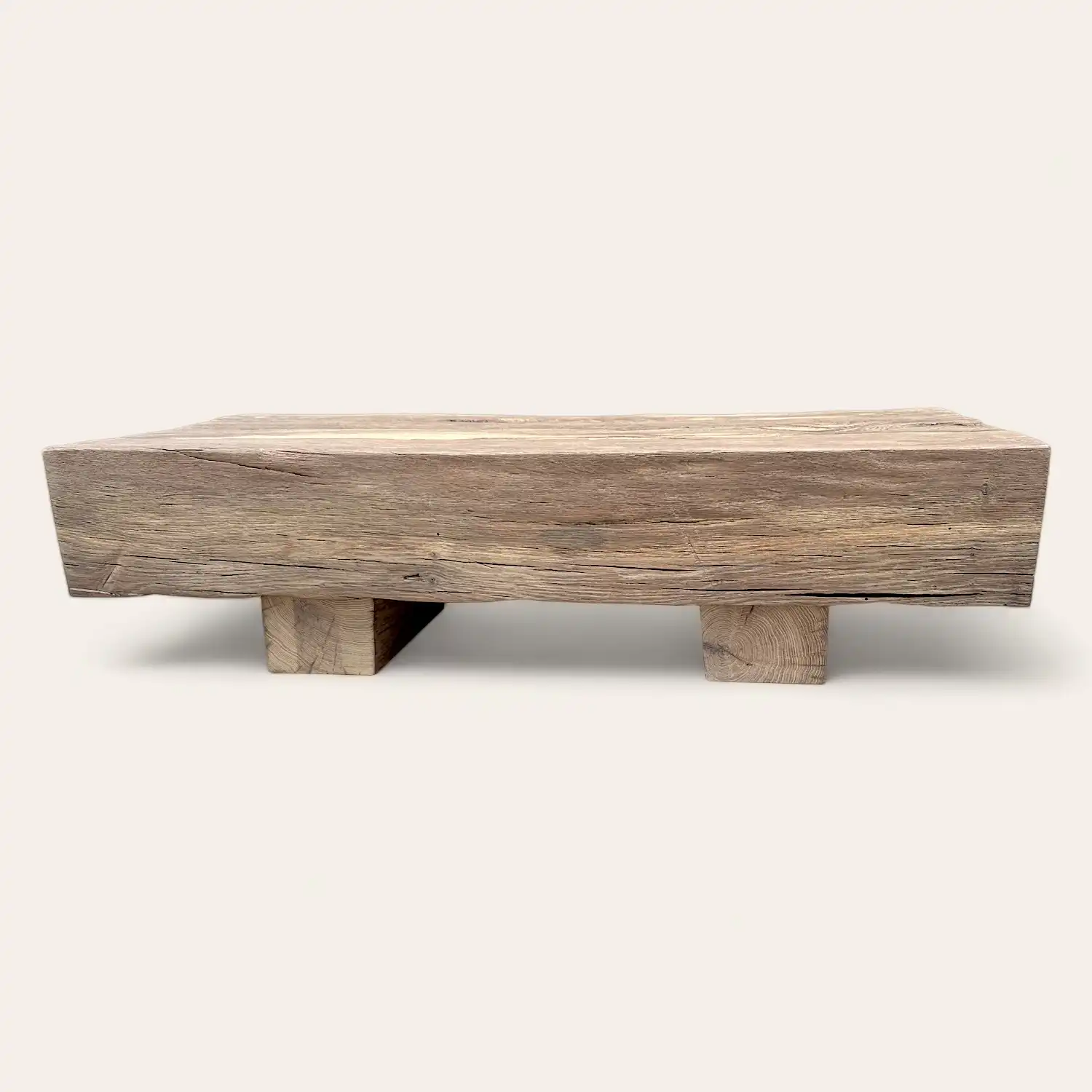  Une table basse rustique en bois sur fond blanc. 
