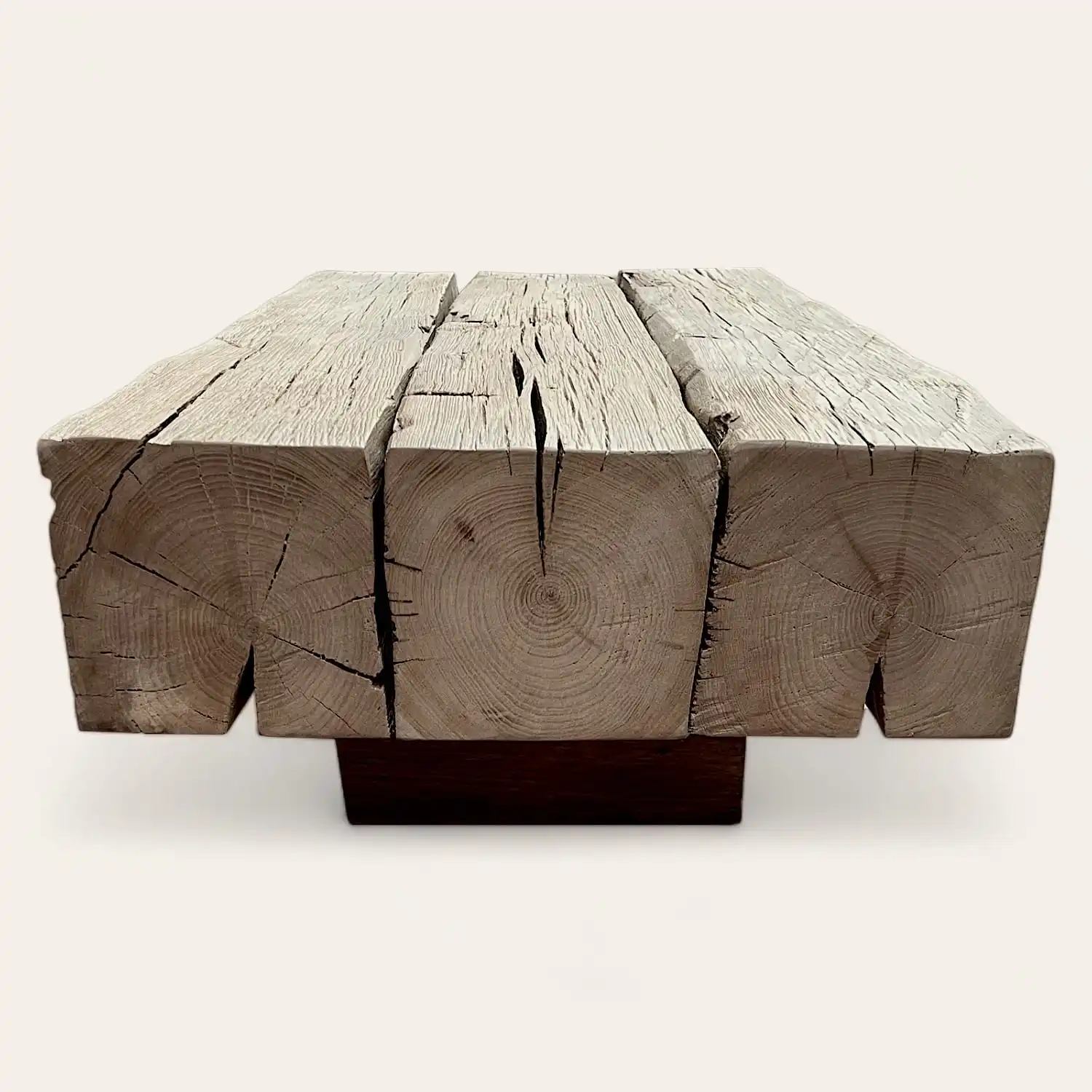  Une table basse rustique faite de rondins de bois. 