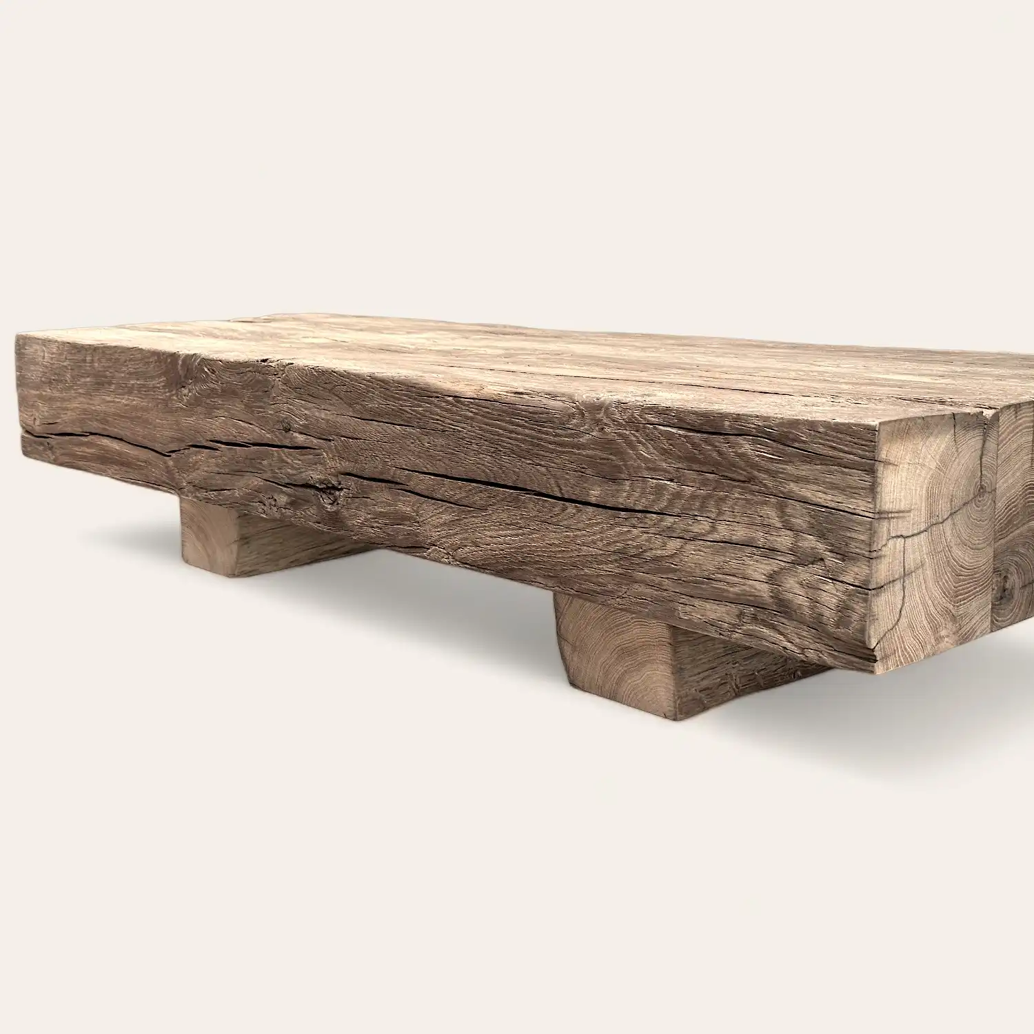  Une table basse en bois rustique fabriquée à partir de bois récupéré. 