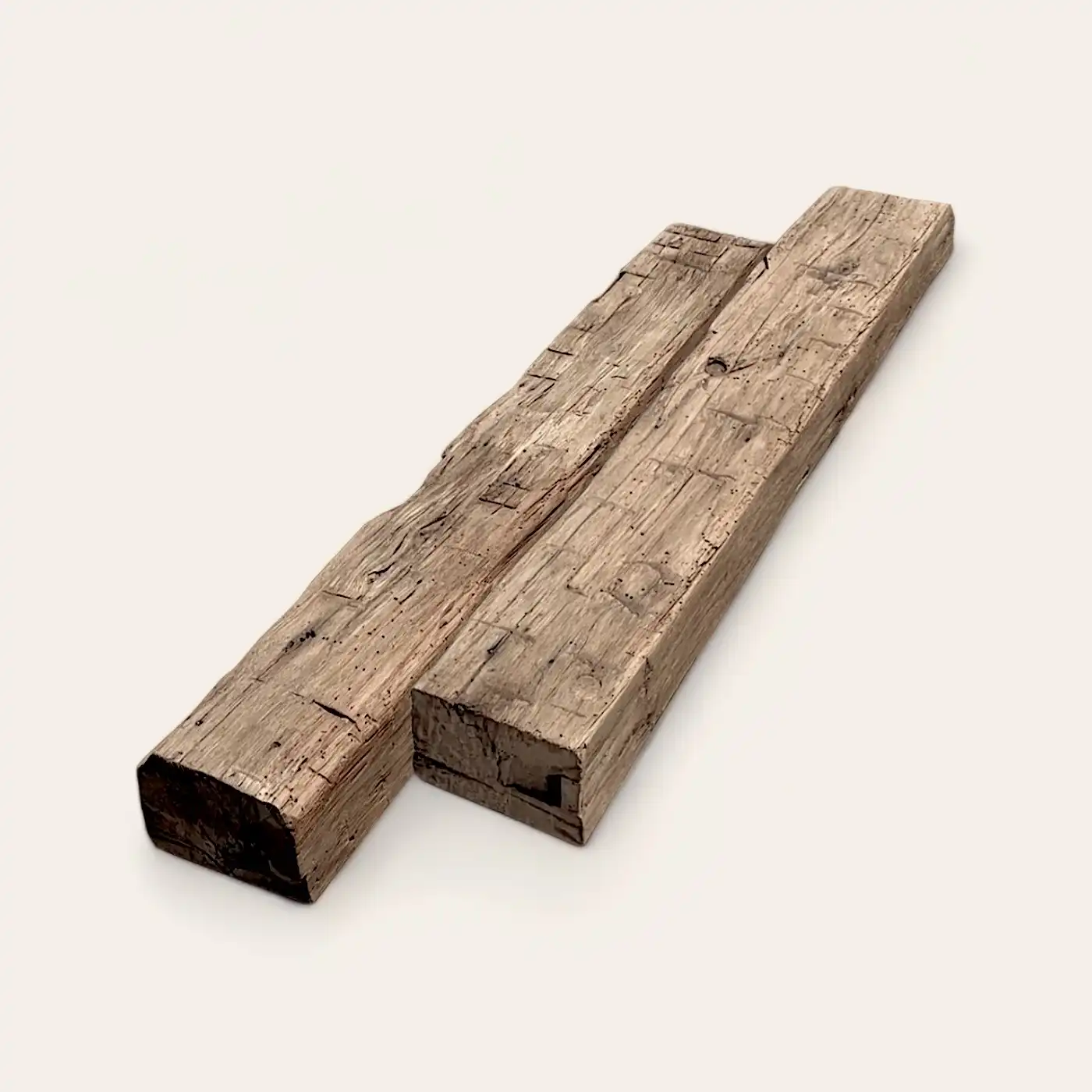  Une planche de bois vieilli sur fond blanc. 