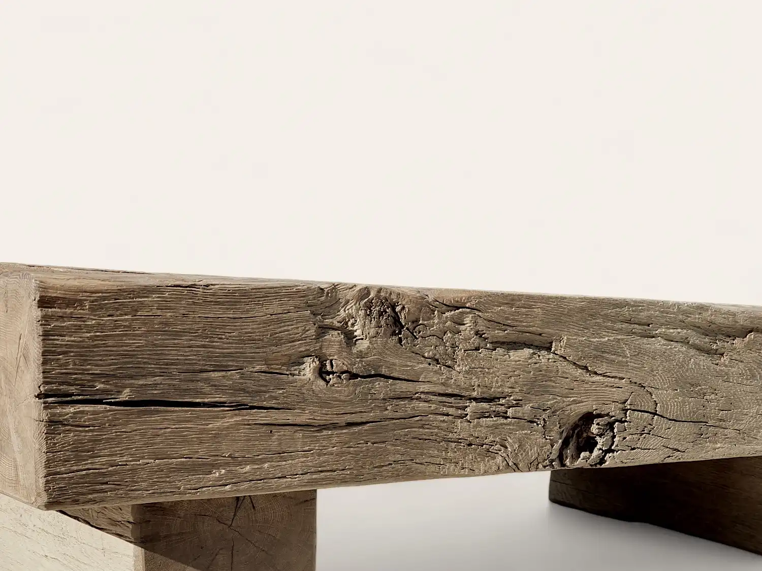 Une table basse rustique fabriquée à partir de bois récupéré.