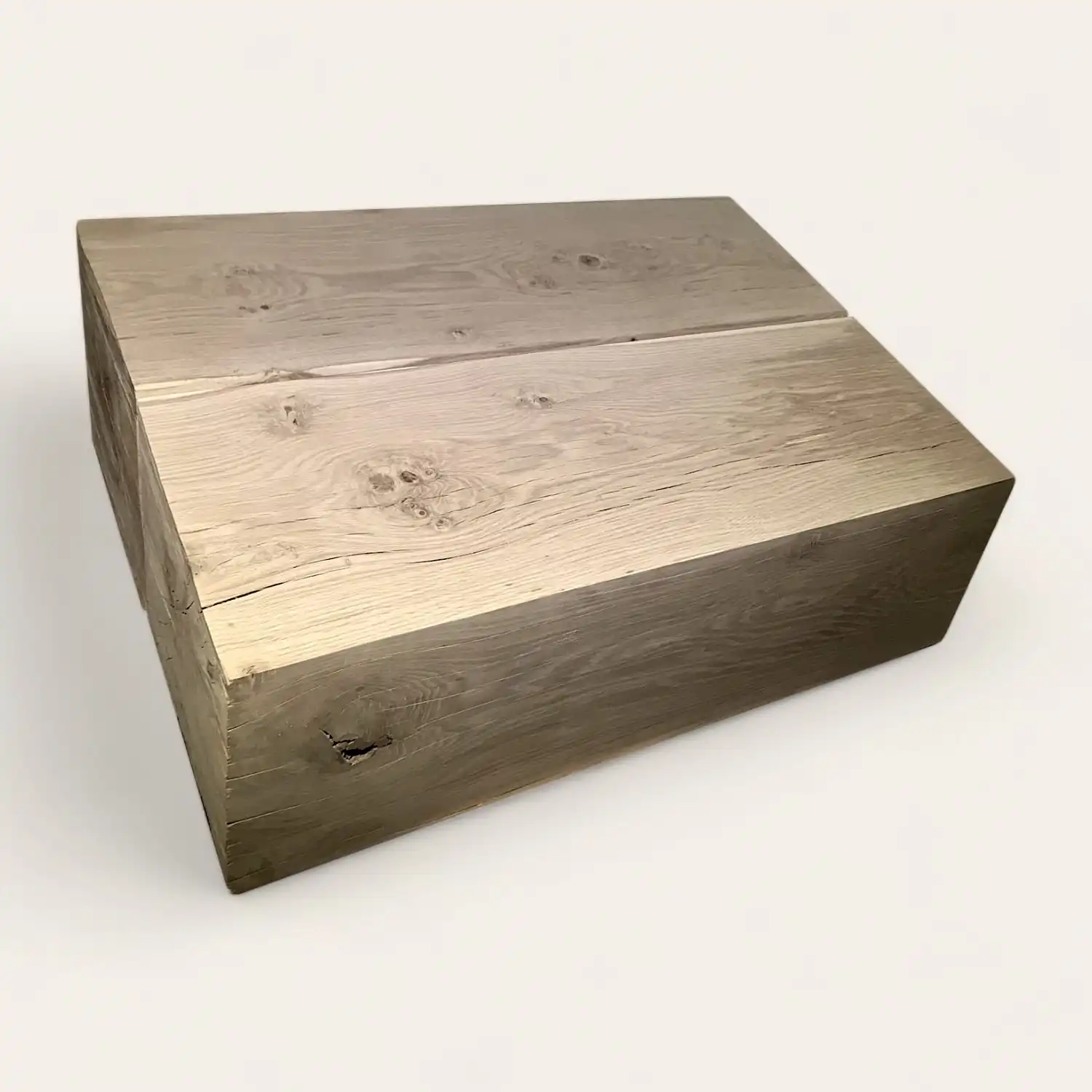  Une boîte en bois ancien sur une surface blanche. 